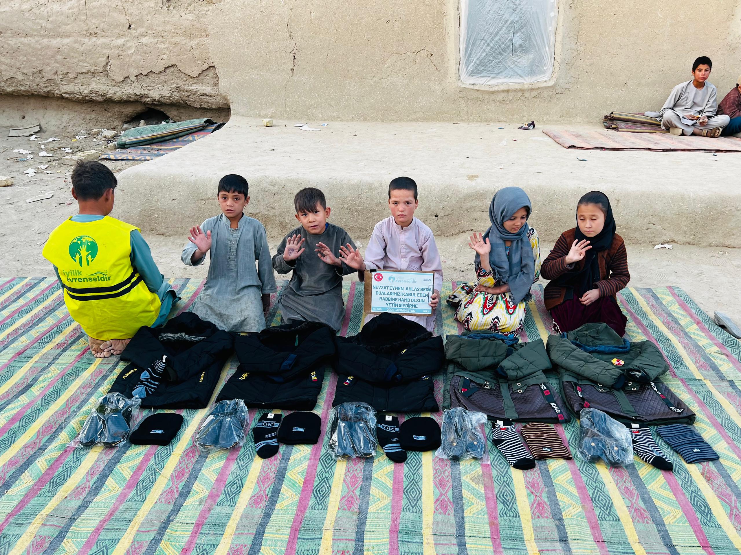 Afganistan Yetim Giydirme